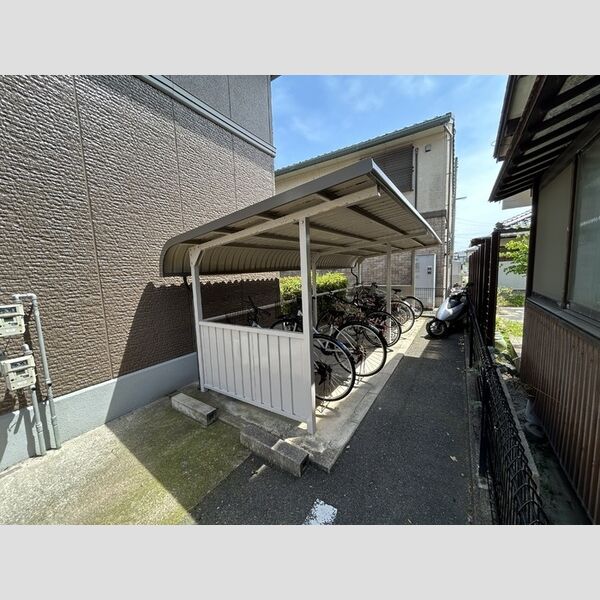 現地周辺 (駐輪場)