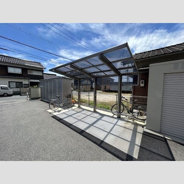 現地周辺 (駐輪場・物置)