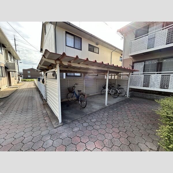 現地周辺 (駐輪場)