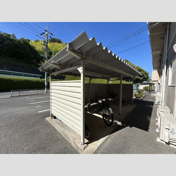 現地周辺 (駐輪場)