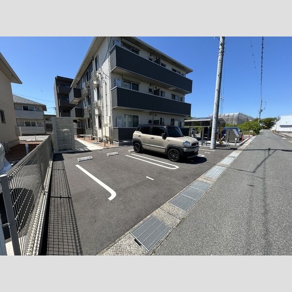 駐車場 (敷地内東側駐車場)