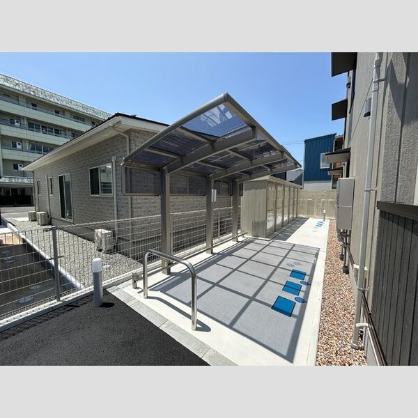 現地周辺 (駐輪場・物置)