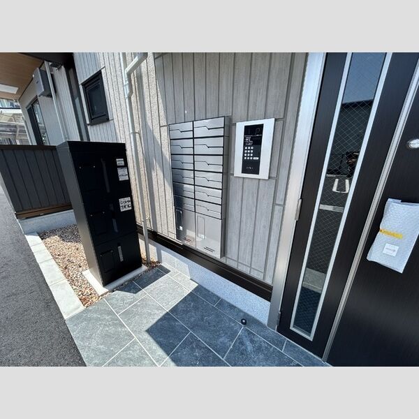 エントランス (エントランスオートロック・宅配ボックス付)