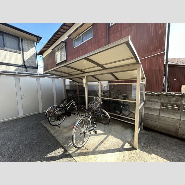 現地周辺 (駐輪場)