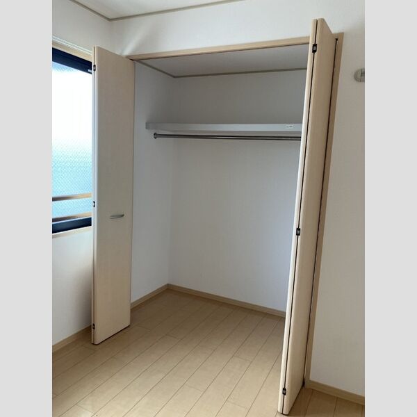 収納 (北側洋室クローゼット)