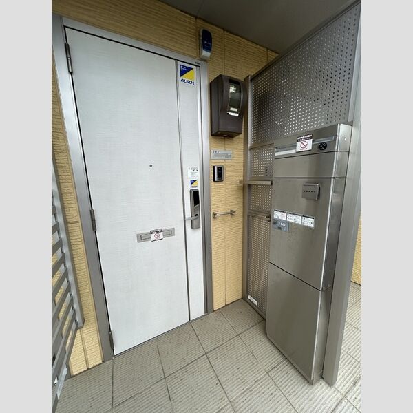 玄関 (非接触型IC錠・専用宅配ボックス付)