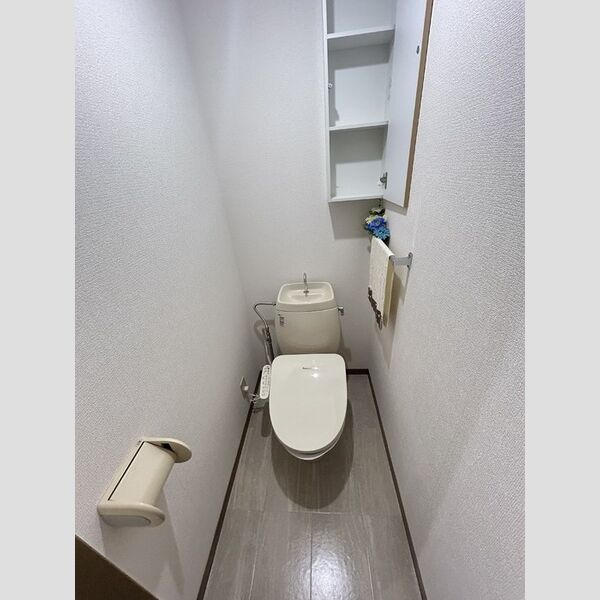 トイレ (トイレ(温水洗浄暖房便座・収納棚付))