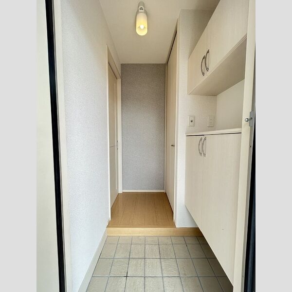 玄関 (吊戸タイプのシューズボックス)