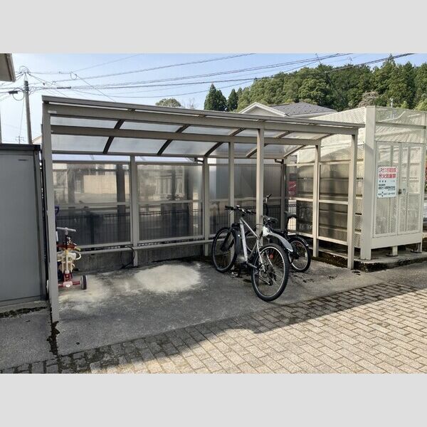 現地周辺 (駐輪場)