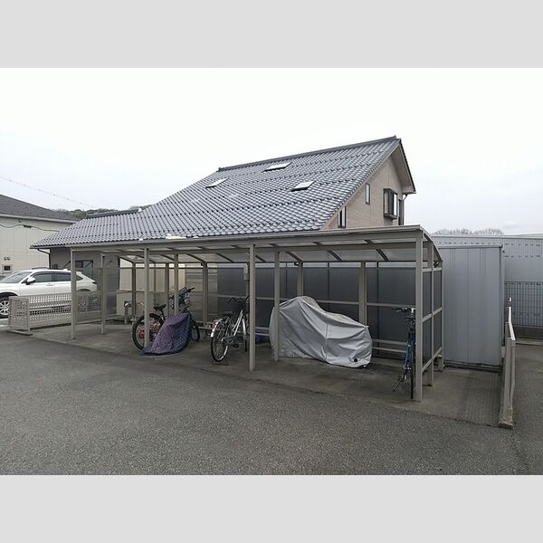 現地周辺 (駐輪場)