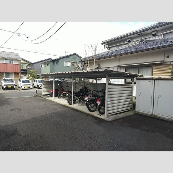 現地周辺 (駐輪場)