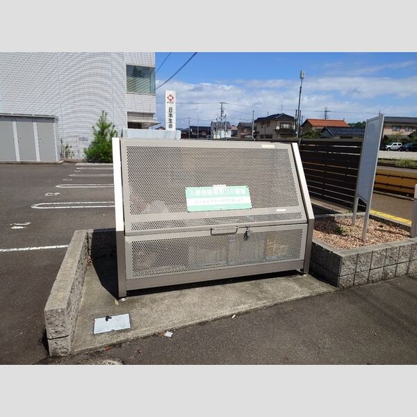 現地周辺 (ごみ置き場)