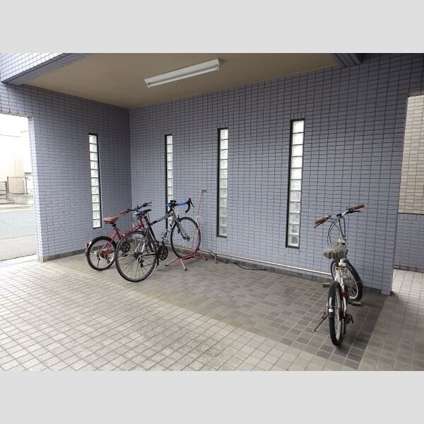 現地周辺 (駐輪場)