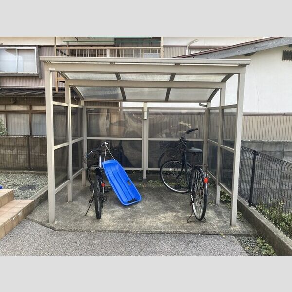 現地周辺 (駐輪場)