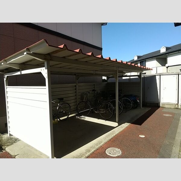 現地周辺 (駐輪場)