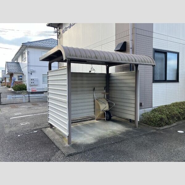 現地周辺 (駐輪場)