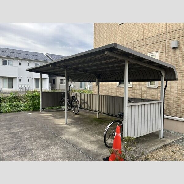 現地周辺 (駐輪場)