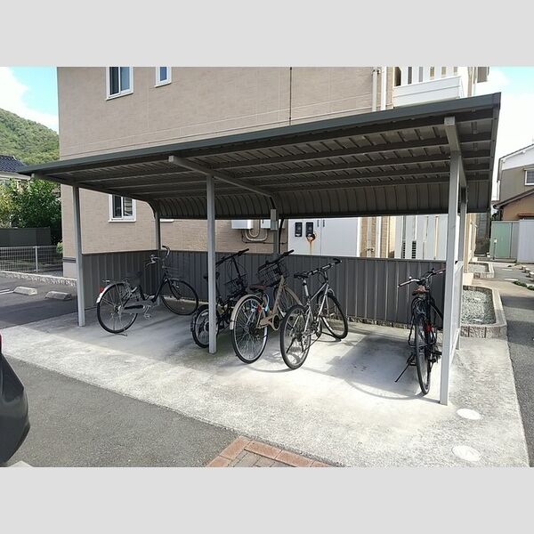 現地周辺 (駐輪場)