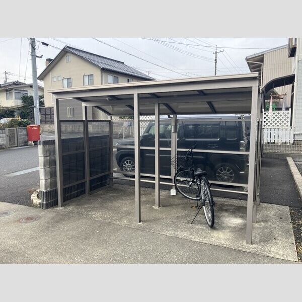 現地周辺 (駐輪場)