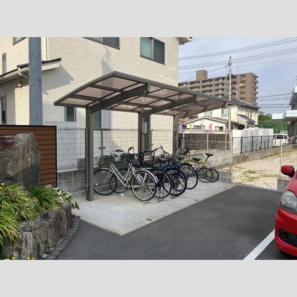 現地周辺 (駐輪場)