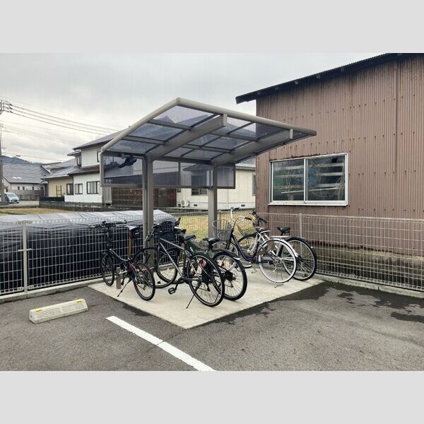現地周辺 (駐輪場)