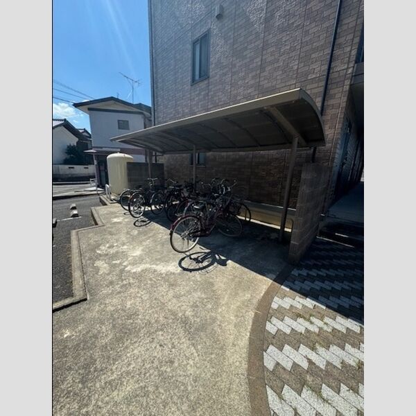 現地周辺 (駐輪場)