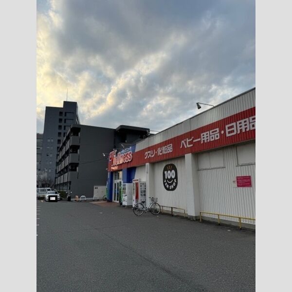 現地周辺 (ドラッグストアー+島根大学)