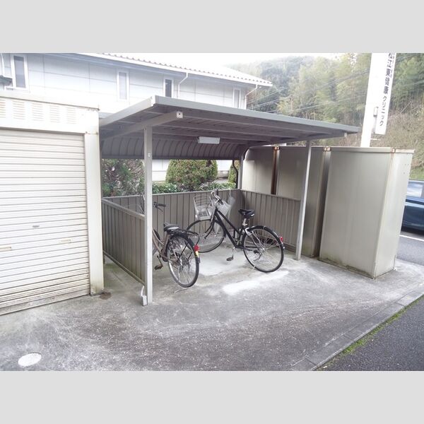 現地周辺 (駐輪場)