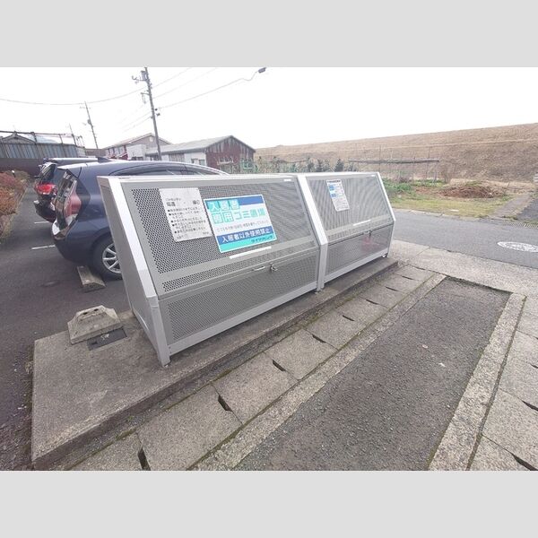 現地周辺 (ゴミ庫)