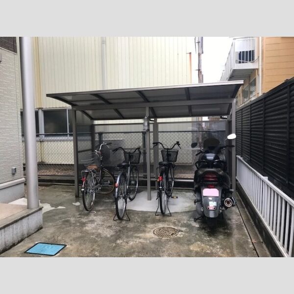 現地周辺 (駐輪場)