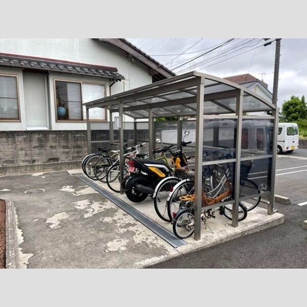 現地周辺 (駐輪場)