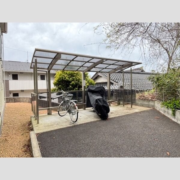 現地周辺 (駐輪場)