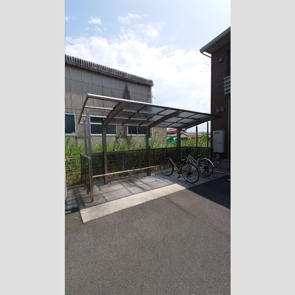 現地周辺 (駐輪場)