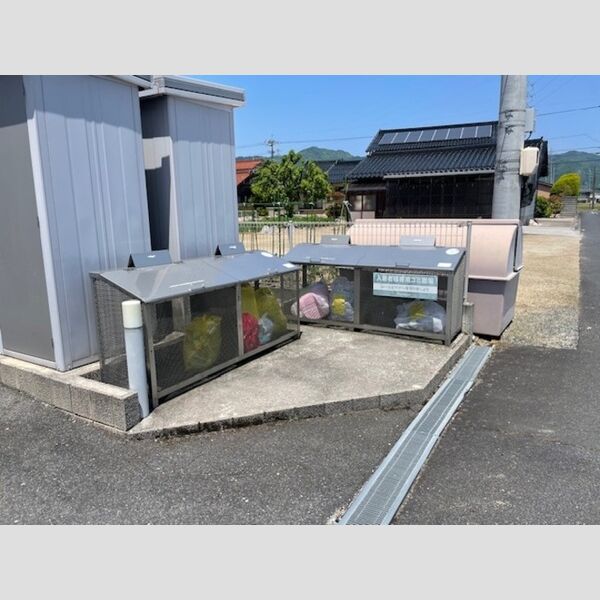 現地周辺 (ゴミ庫)