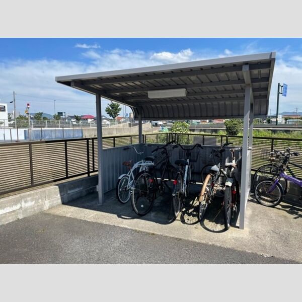 現地周辺 (駐輪場)