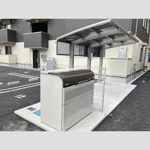 現地周辺 (駐輪場・ゴミBOX)