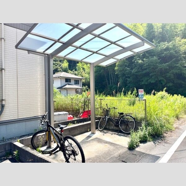現地周辺 (駐輪場)