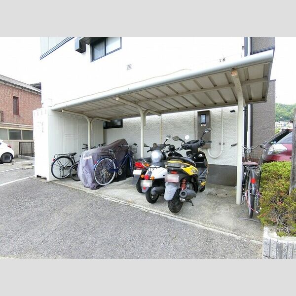 現地周辺 (駐輪場)