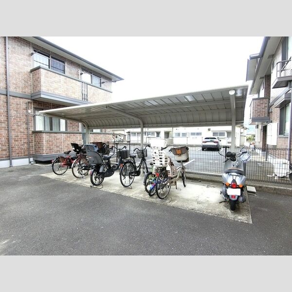 現地周辺 (駐輪場)