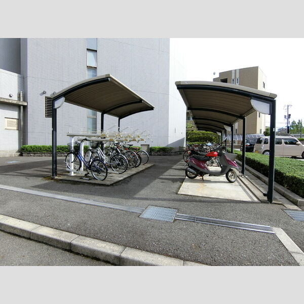 現地周辺 (駐輪場)