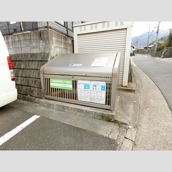 現地周辺 (ゴミBOX)
