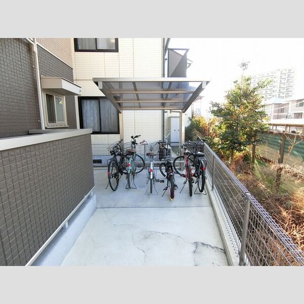 現地周辺 (駐輪場)