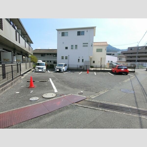 駐車場 (バルコニー側駐車場)