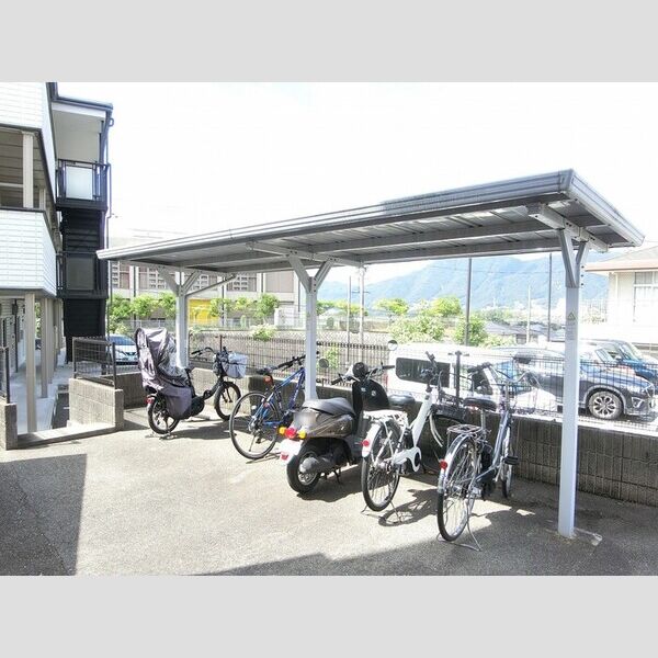 現地周辺 (駐輪場)