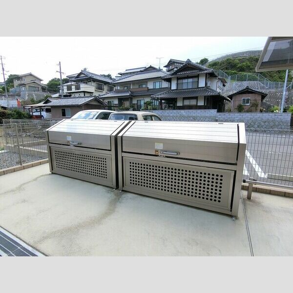 現地周辺 (ゴミBOX)