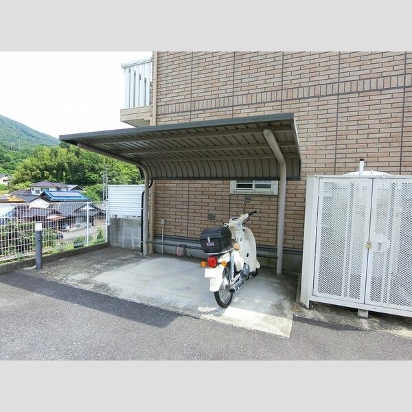 現地周辺 (駐輪場)