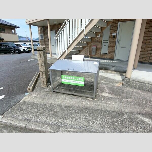 現地周辺 (ゴミBOX)