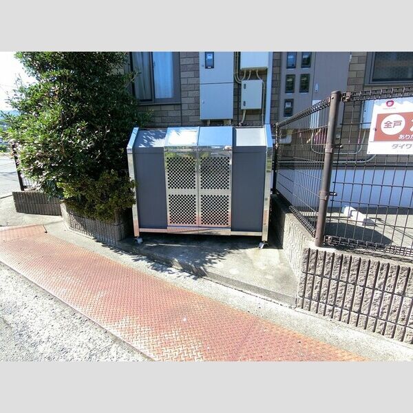 現地周辺 (ゴミBOX)