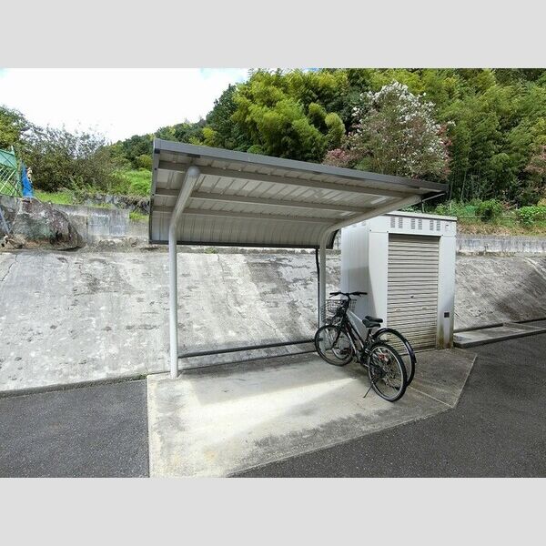 現地周辺 (駐輪場)