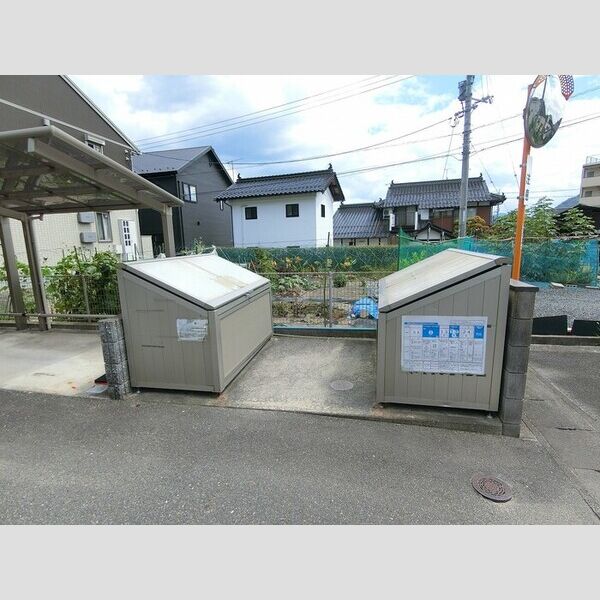 現地周辺 (ゴミBOX)